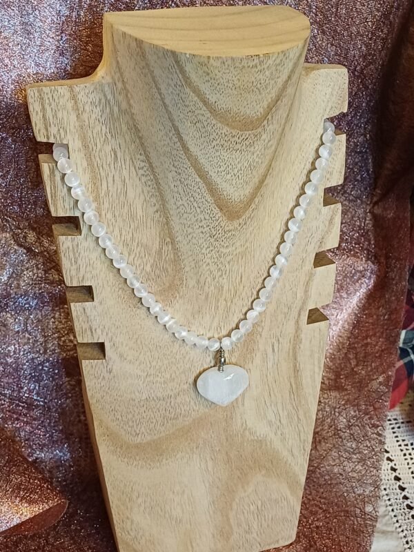 Collier en Sélénite