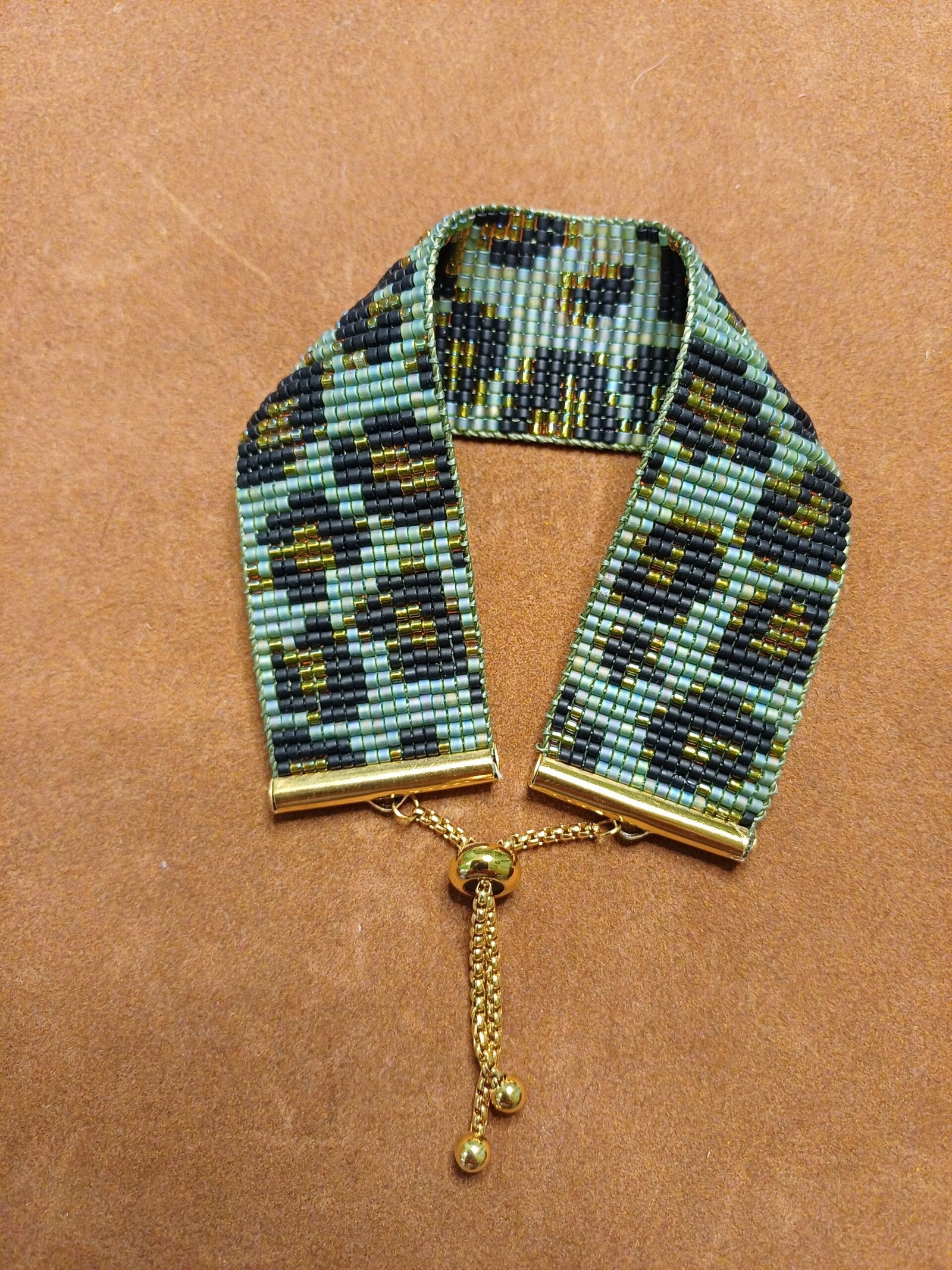 Bracelet tissé en perles de Miyuki, style anima, ton kaki de 25 mm
